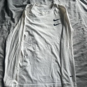 Nike tee tröja - Säljer då den inte används. Köparen står för frakten