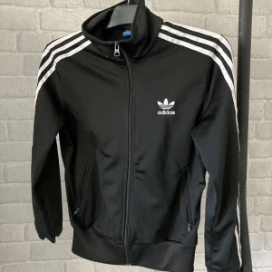 Adidaströja  - Jätte skön men använder aldrig