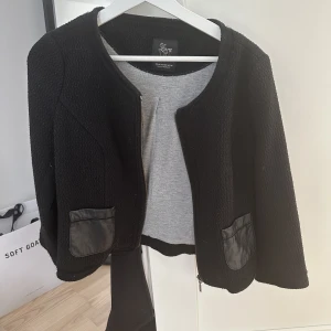 Trekvartsärmad jacka - Snygg trekvartsärmad jacka❤️passar mig som har storlek XS-S