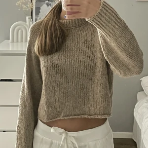 Beige stickad tröja - Beige stickad tröja ifrån NA-KD 💕 Nästan aldrig använd