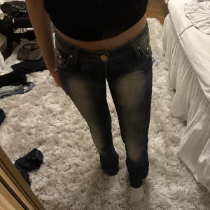 Lågmidjade jeans - Så snygga vintage jeans!! Köpta på second hand, passar en 34-36. Mer straight än bootcut, jag är 1,60🩷