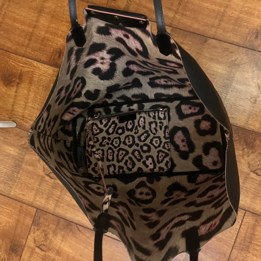 Äkta Givenchy antigona shopper tote väska, kommer med dustbag. Skick ses på bilderna. . Väskor.