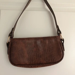 Monki väska i fuskläder - Axelväska i fuskläder från Monki. Väldigt fint skick. 