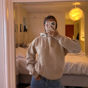 Hoodie - Fin beige hoodie från bikbok, i bra skick☺️