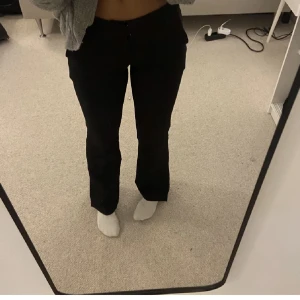 Kostymbyxor  - Vi säljer ett par till lågmidjade kostymbyxor i modellen Vera, strl 36. Använda men i väldigt fint skick! Normal längd.