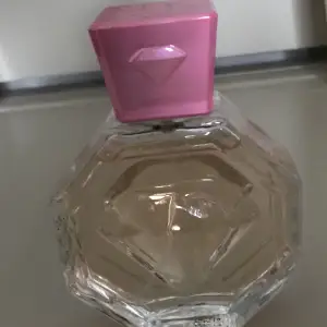 Säljer denna parfym pga har ingen användning av den men mycket kvar. Kontakta gärna vid frågor.🌺