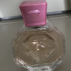 Parfym  - Säljer denna parfym pga har ingen användning av den men mycket kvar. Kontakta gärna vid frågor.🌺
