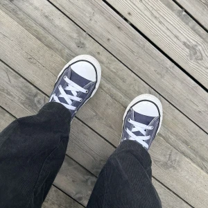 Blågrå låga Converse - Ett par jättefina blågrå låga Converse, storlek 34 men kan nog passa mindre 35 också, tecken på användning men bra skick ändå, insidan är 21cm 