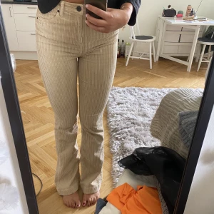 Manchester byxor - Boutcut manchester byxor från Urban Outfitters, W29 L34. Långa i benen ( jag är 174cm lång) väldigt sköna o höga i midjan💗💗