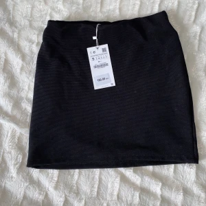 Svart zara minikjol  - Helt ny och oanvänd svart minikjol från zara som passar perfekt för tillfällen då man vill känna sig lite extra fin! 