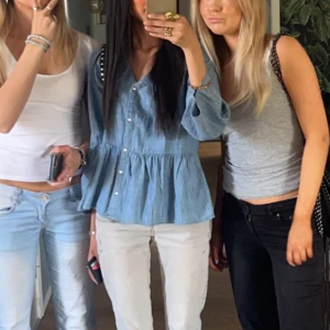 blå jeanstopp - en gullig blå jtopp i lite jeans mönster, nyskick!