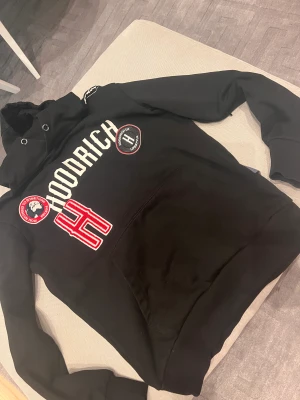 Hoodrich hoodie - Avänd ett par gånger med ungefär 9/10 i skick. Nypris är 900. Pris kan diskuteras.