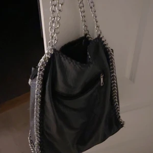 Stella McCartney liknande väska - säljer min jätte snygga Stella McCartney liknande väska som är perfekt inför skolan, inga deffekter och sparsamt använd💕💕nypriset är 599kr