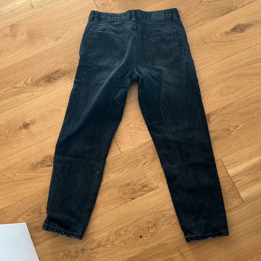 Säljer ett par jeans i fint skick, för att dom har blivit för små. Priset är prutbart. Skriv gärna vid intresse!. Jeans & Byxor.
