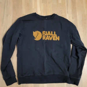 Fjällräven tröja - Jävligt nice tröja i 10/10 skick. Den är storlek S men skulle säga att den är lite oversized så passar S/M