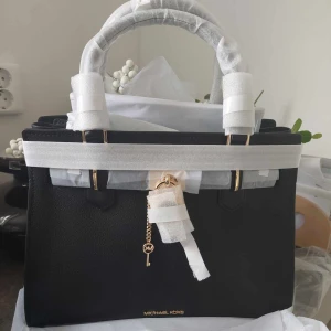 Äkta ny michael kors väska  - Äkta ny michael kors väska nypris 6000kr säljer för 2600kr 