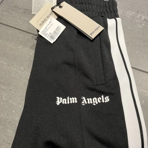 Palm angels track pants - Palm angels track pants i storlek M. Köpt på Harrods . Skicka 10/10 aldrig använda! Köparen står för frakt 📦 