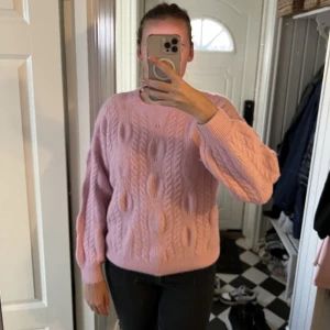 Rosa stickad tröja - Jag säljer min rosa stickade tröja ifrån Primark i storlek M. Köpt i USA. Använd endast 1 gång så den är i nästintill nyskick. Jätteskön, mysig och varm stickad tröja som ej är stickig. 