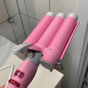 Lock/vågtång - Nectarine waver som är köpt här på plick, resultatet blir så snyggt och håret får jättefina ”Beach waves”. Inget fel på den, utan tyvärr så kommer den inte till användning för mig så ofta vilket är anledningen att ja säljer den. Hemsidan nypris 1199.