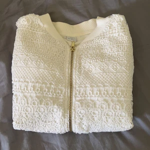 Jacka - En vit tunn jacka som passar till allt. Den är i storlek 158/164 men passar xs