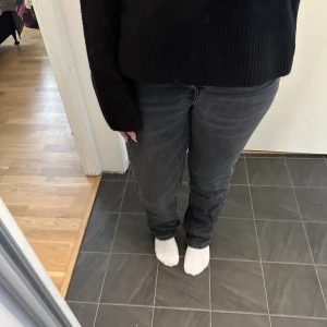 zara jeans - säljer mina svarta midwaist jeans från zara❤️‍🔥 finns två små slitningar men ingenting som syns när man har på sig dem