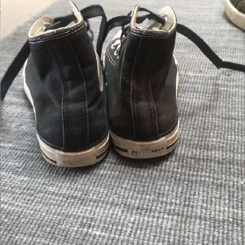 Säljer ett par av använda converse skor som tyvärr blivit för små för mig. Strl 35 men passar 36 också! Snören bytes ut. Skorna har blivit smutsiga och hälarna har blivit lite slitna men de fungerar fortfarande bra och ser riktigt coola ut!💕. Skor.