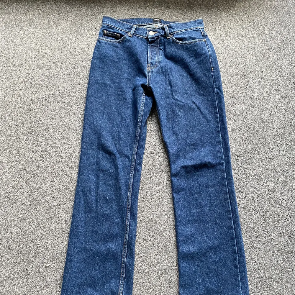 Ett par marin blåa Montén jeans som inte längre går att köpa på nätbutik. Aldrig använda då de inte passa mig. Nypris runt 1200kr. Skriv meddelande om ni har någon mer fråga om produkten . Jeans & Byxor.