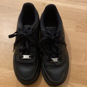 Black Nike air force 1 - Hej, säljer dessa svarta air forces 1 i storlek 37,5 som jag växit ur. Väldigt sköna skor.
