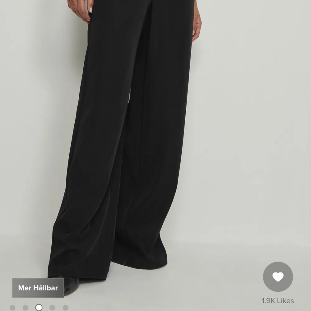 Svarta kostymbyxor med en justerbar remdetalj i midjan, raka ben och försluts med en dragkedja i sidan. Använda fåtal gånger.. Jeans & Byxor.