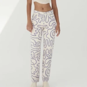 Oanvända Mönstrade jeans från zara straight storlek 36  - Helt oanvända, andats provade jeans från zara. Vita jeans med lila mönster i straight modell. Storlek 36