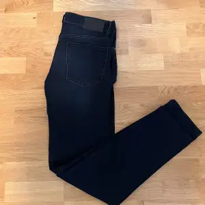Ett par riktigt snygga J.Lindeberg jeans i slim-fit! 👖Fräsch färg och coola detaljer på fickan.🤩 Byxorna är i toppskick då jag endast använt dem en gång. Skriv gärna om du har några frågor eller vill ha fler bilder! 📸
