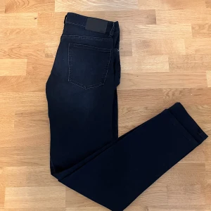 J.Lindeberg slim-fit jeans mörblå - Ett par riktigt snygga J.Lindeberg jeans i slim-fit! 👖Fräsch färg och coola detaljer på fickan.🤩 Byxorna är i toppskick då jag endast använt dem en gång. Skriv gärna om du har några frågor eller vill ha fler bilder! 📸