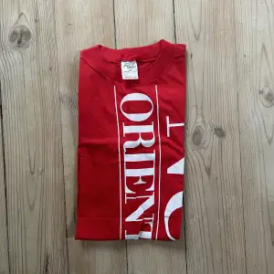 Säljer denna röda vintage t-shirt med print både fram och bak. Är i nyskick. Säljer massa saker inför flytt, kika gärna min sida!🥳  Möts upp vid Slussen om så önskas.