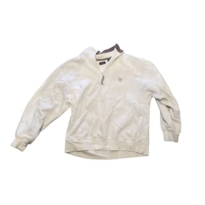 Vit tjocktröja - Najs vit tjocktröja med dragkedja i kragen som går att dra upp. Bra skick!