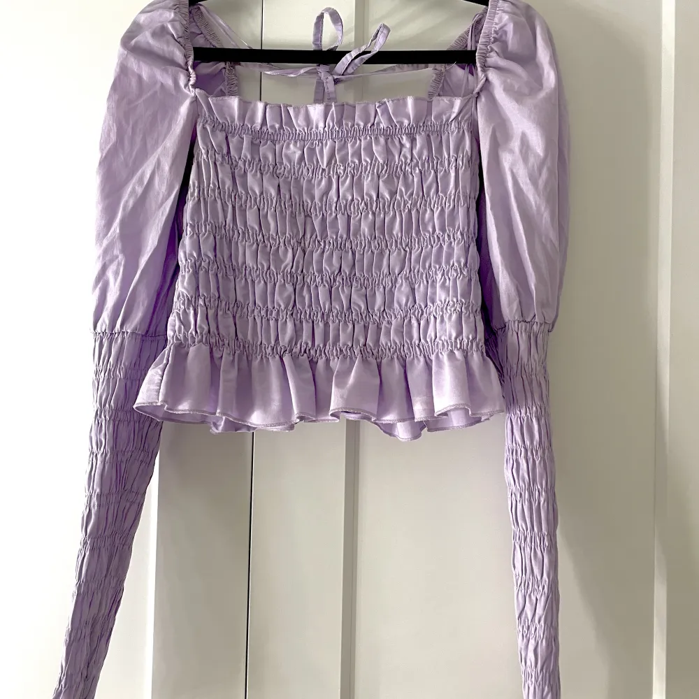 Nu säljer jag min pastell lila tröja från Gina tricot då den inte kommer till användning storlek S. Toppar.