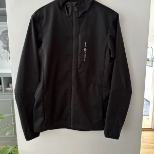 Softshelljacka från Sail Racing - Vatten och vindtät jacka från Sail Racing använd ett fåtal gånger.  Så gott som ny! 