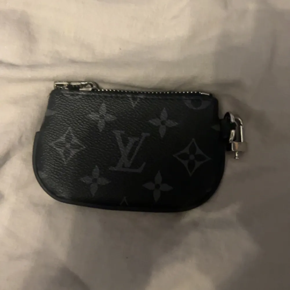 Louis Vuitton plånbok köpt i Turkiet.. Accessoarer.