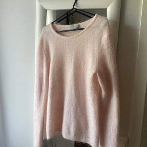 Säljer denna super mysiga rosa stickade tröjan som är perfekt nu till höst och vinter men även jätte fin på sommar kvällar, tröjan har inga defekter och är i storlek s 
