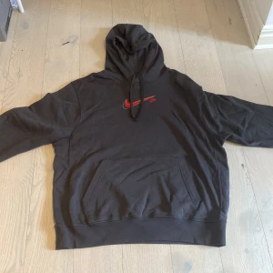 Nike luvtröja - Grå Nike hoodie med röda detaljer. Använd 3 gånger så 9,5/10 skick. Köpt 2023 ifrån zalando. Nypris 600kr. 