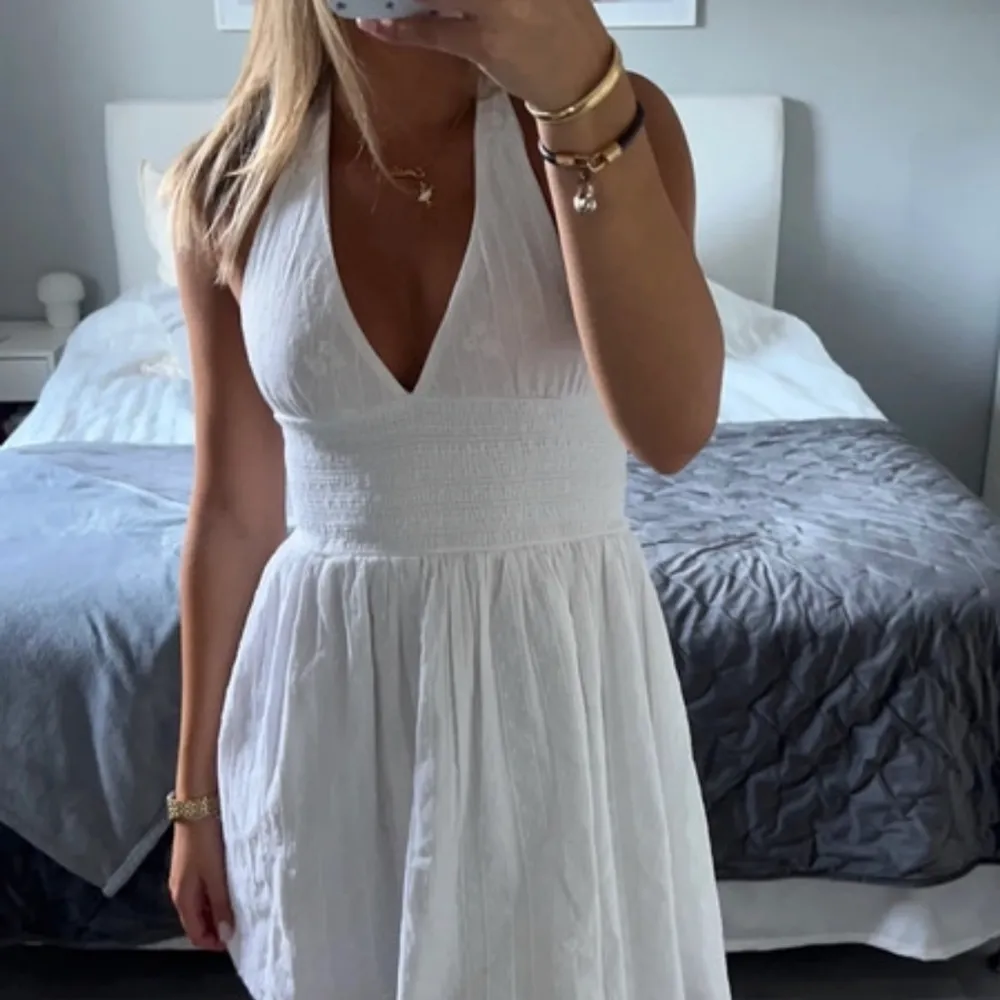 Jättefin vit klänning ifrån zara! Knappt använd därav bra skick💗(OBS lånade bilder) skriv privat för fler bilder. Klänningar.