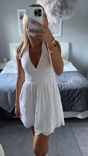 Vit klänning från zara - Jättefin vit klänning ifrån zara! Knappt använd därav bra skick💗(OBS lånade bilder) skriv privat för fler bilder