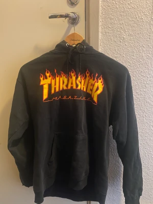 Thrasher hoodie oanvänd - Knappt använd thrasher hoodie i storlek S.  Hoodien köptes flera år sedan och har sen dess knappt blivit använd. Storlek S men passar även M/L beroende på vilken passform du söker då den är ganska stor för S. Pris 350kr mötas i sthlm eller PostNord.