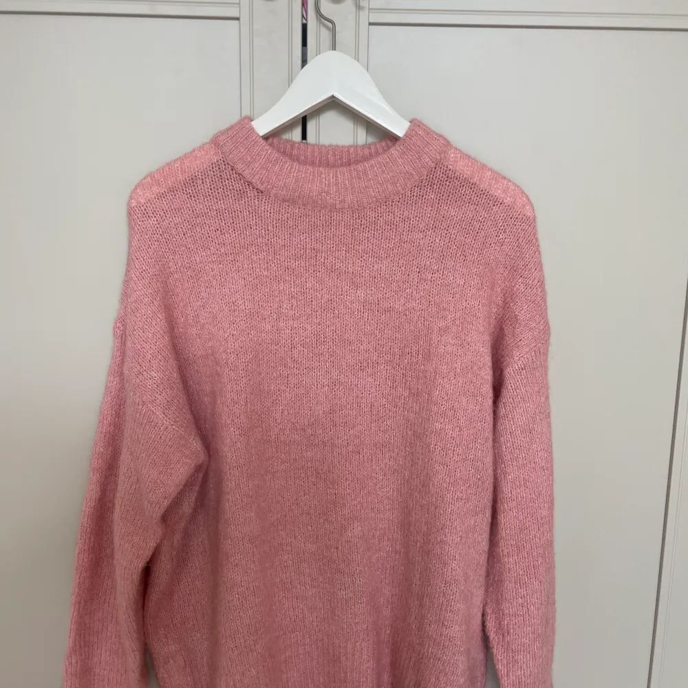 Fin stickad tröja, aldrig använd typ. Har gått upp lite vid halsen men inget man tänker på så mycket och kan nog fixas. Skriv för fler bilder osv❤️. Neuleet.