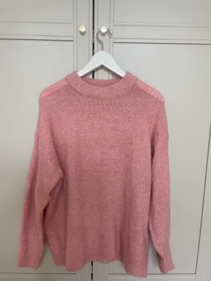 Stickad tröja - Fin stickad tröja, aldrig använd typ. Har gått upp lite vid halsen men inget man tänker på så mycket och kan nog fixas. Skriv för fler bilder osv❤️