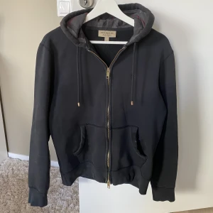 Burberry hoodie - En hoodie från Burberry i storlek medium som är i väldigt fint skick! Köpt på NK i Göteborg för ca 3999 kr men jag säljer den för 2200 kr.