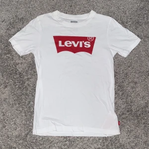 Levis t-shirt - Säljer nu denna levis t-shirt i storlek 152. Säljer av skäl att den inte kommer till användning längre. Den är i superbra skick och har ingen fläck någonstans. Pris kan diskuteras❤️