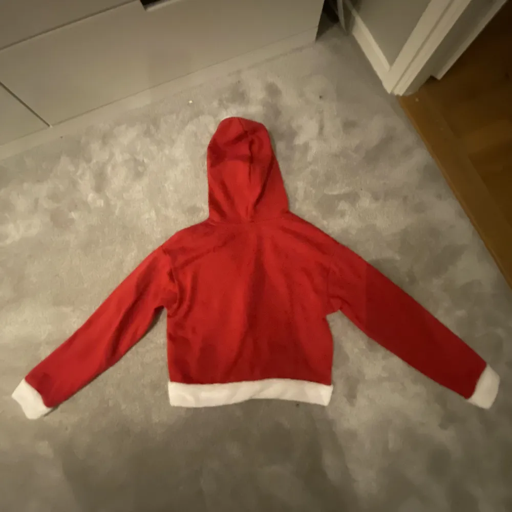 En röd/vit jul hoodie från HM 🫶 Hoodien har en luva och ett tryck på framsidan där det står ”santa babe” ❤️ Skriv privat för mer frågor. Hoodies.