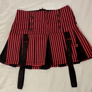 Tripp nyc kjol - Kjol från tripp nyc i storlek xs, men passar även på mig som har storlek S. Kostade runt 850kr när den köptes. 