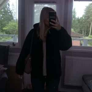 COS kappa  - En super fin kappa från COS, som funker både höst och vinter även vår. Säljs då den inte används och har inga direkta tecken på användning. Storleken är XS men passar upp till M! Skriv om ni har några frågor eller funderingar, pris kan diskuteras 💞