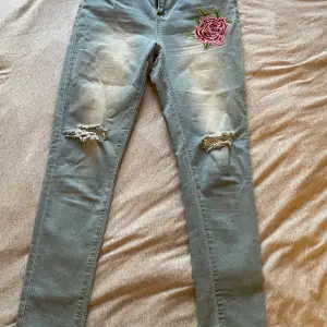 Sköna stretchiga jeans  Sparsamt använda  Fint broderi